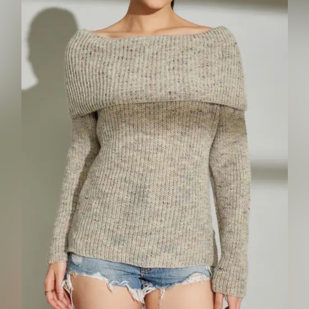 Off-Shoulder Ribbed Knit Sweater in Heathered Cream
